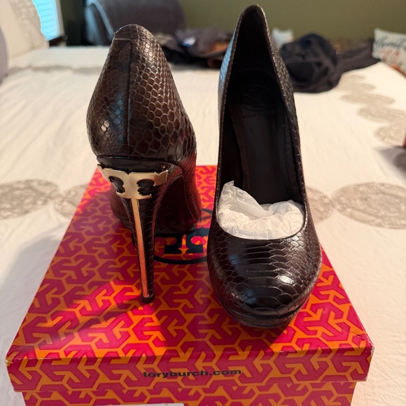 Tory Burch platform snake skin burgundy heels - Picture 4 of 6